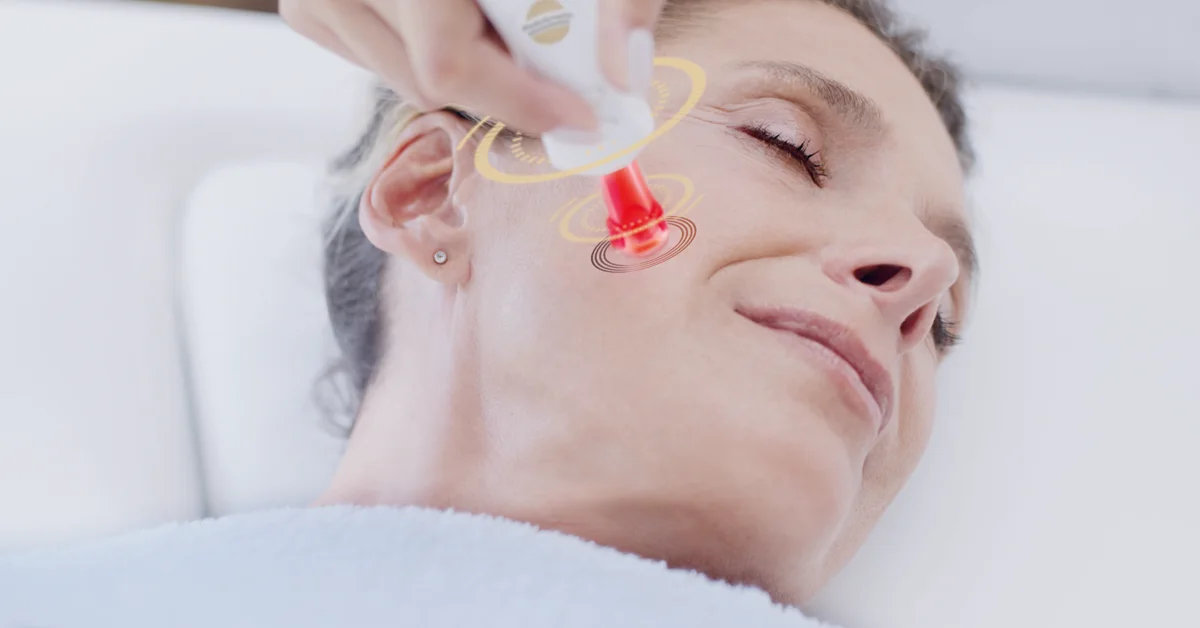 Процедура ICOONE Microfacial с Photodynamic накрайник върху лицето